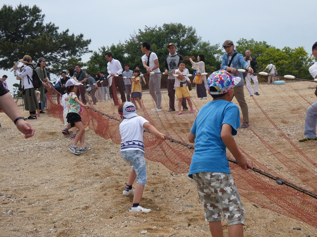 四国工場（香川県さぬき市）／　さぬき手打ちうどんと地引網体験会（5月）